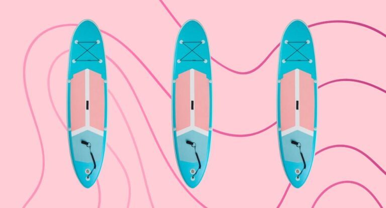 Supboards op een roze achtergrond.