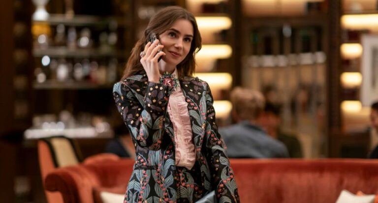 Emily is aan het bellen.