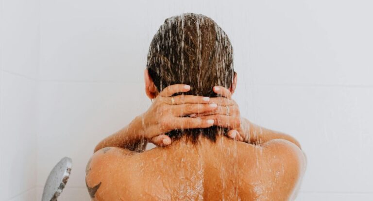 Vrouw wast haar met water.