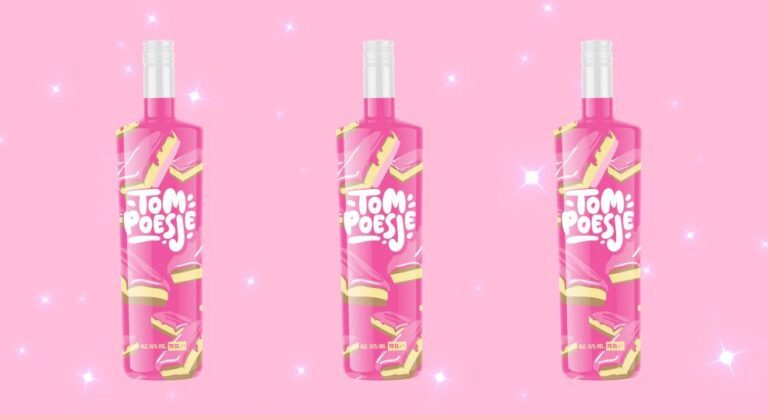 Tompoesje shotjes op een roze achtergrond met glitters.
