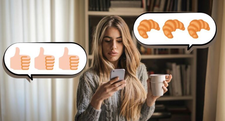 Vrouw kijkt op haar telefoon met een kopje koffie in haar hand.