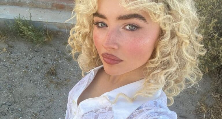 Vrouw maakt een selfie.