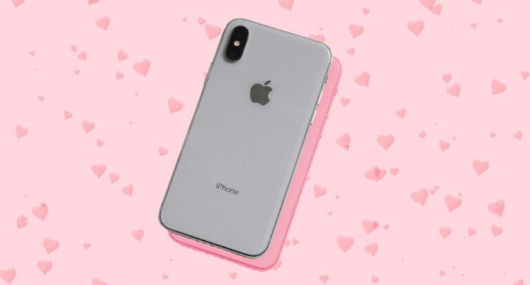 iPhone op een roze achtergrond.