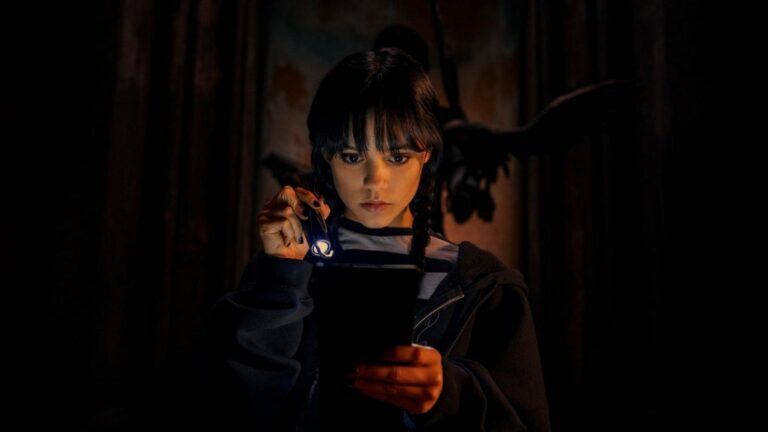 Wednesday Addams zit in haar kamer met een zaklamp.