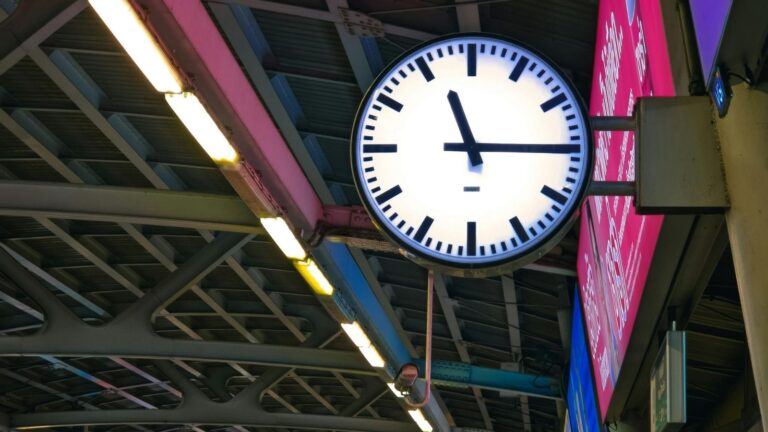 Klok op het treinstation.