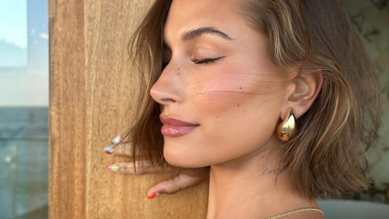 Een selfie van Hailey Bieber met haar ogen dicht.