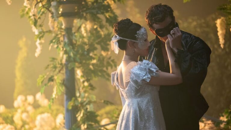 Benedict Bridgerton danst met zijn liefde Sophie in de Netflix-Original Bridgerton.