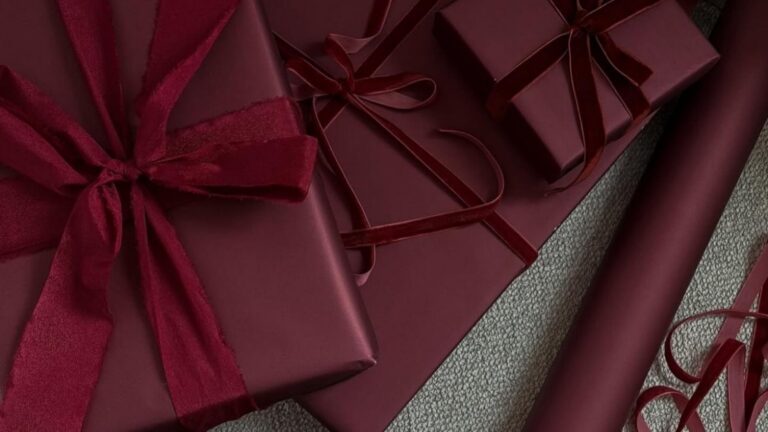 Verschillende cadeaus met rood inpakpapier.