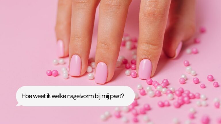 Een foto van een hand met roze gelakte nagels.