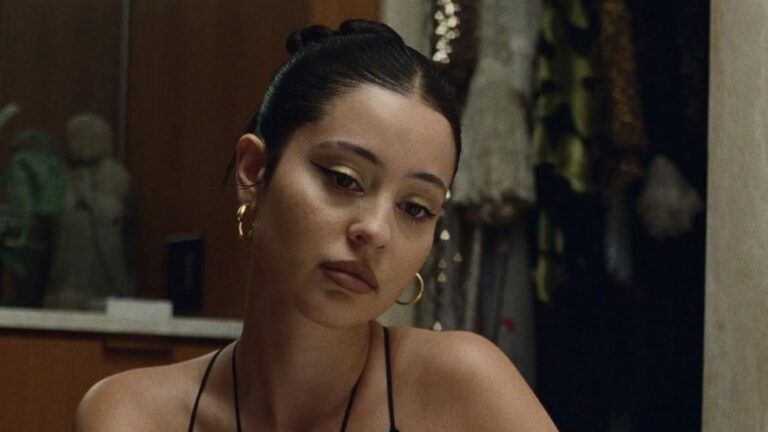 Foto van Maddy Perez in Euphoria. Ze kijkt verdrietig met haar ogen teneergeslagen.