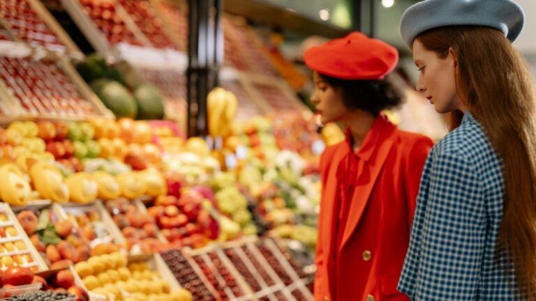 Twee vrouwen staan in de supermarkt.