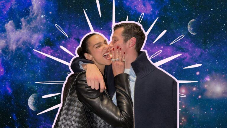 Foto van Dua Lipa en haar man voor een sterrenstelsel achtergrond.