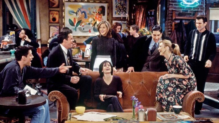 De cast van Friends in het caf&eacute;.
