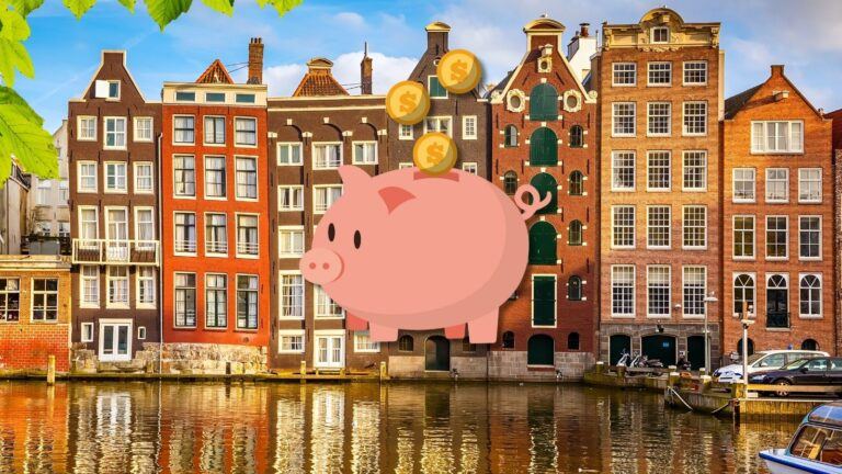 Een foto van Amsterdamse grachten met een spaarvarkentje geillustreerd.