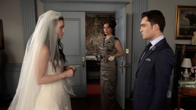 Sc&egrave;ne uit Gossip Girl waar Blair in een trouwjurk tegenover Chuck staat.
