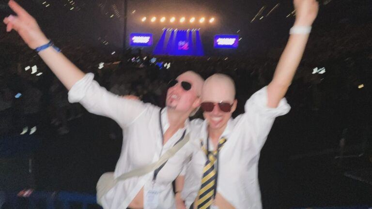 Meisjes verkleed als Pitbull tijdens zijn concert.