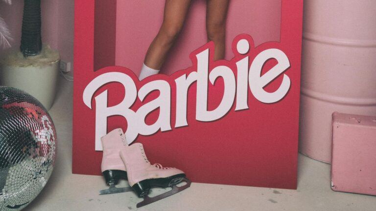 Een levensgrote Barbie-doos.