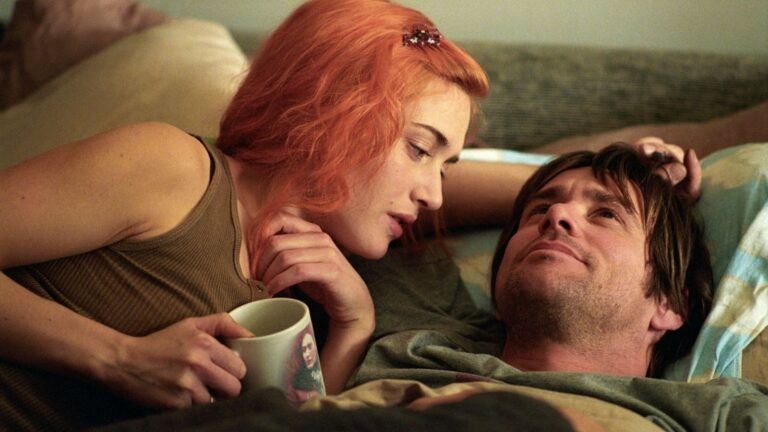 Joel en Clementine liggen samen in bed.
