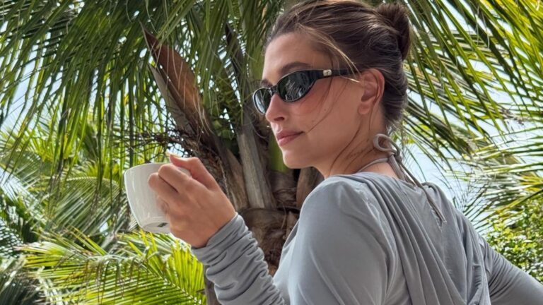 hailey bieber met zonnebril en koffie in haar hand