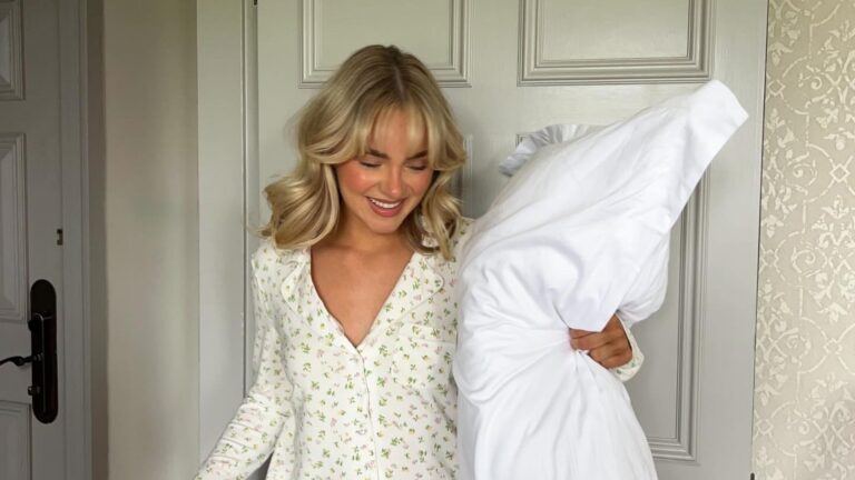 Een meisje met een pyjama aan.