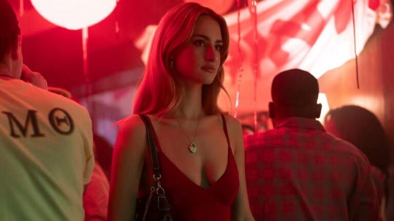 Lucy uit Tell Me Lies staat in een club.