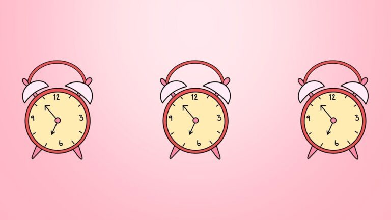 Drie roze animatie wekkers op een roze achtergrond.