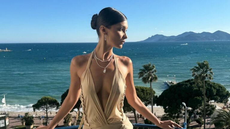 Bella Hadid met een mooie ketting om.