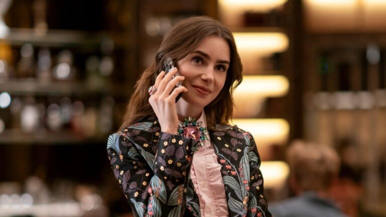 Emily is aan het bellen op kantoor.