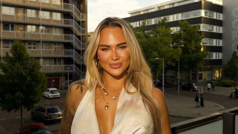 Annebel Visscher op een balkon.