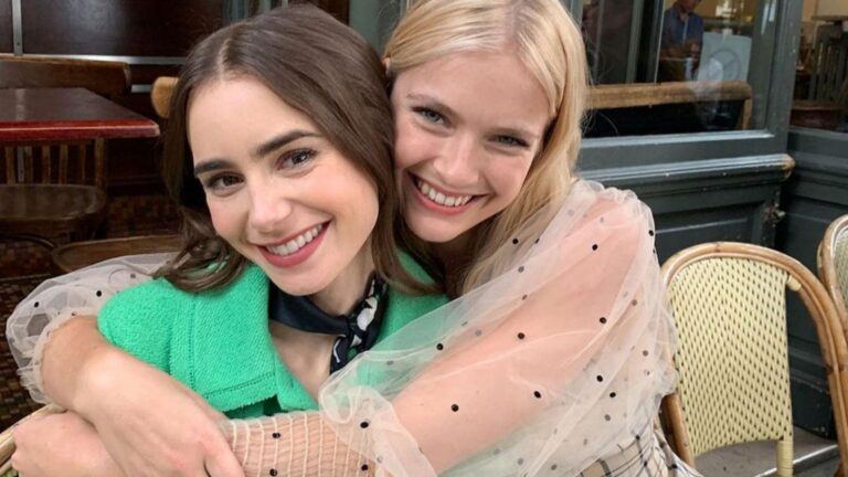 Lily Collins en Camille Razat maken een selfie.