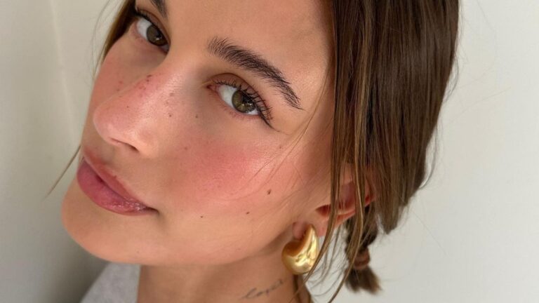 hailey-bieber-van-de-zijkant