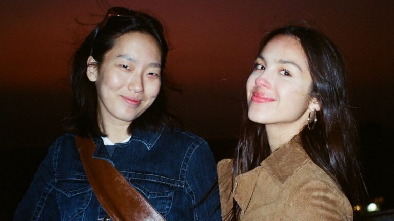 Olivia Rodrigo en haar bestie Madison Hu poseren voor een foto
