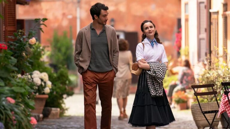 Emily en Marcello van Emily In Paris lopen samen door Italie