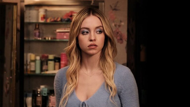 Cassie uit Euphoria kijkt moeilijk.