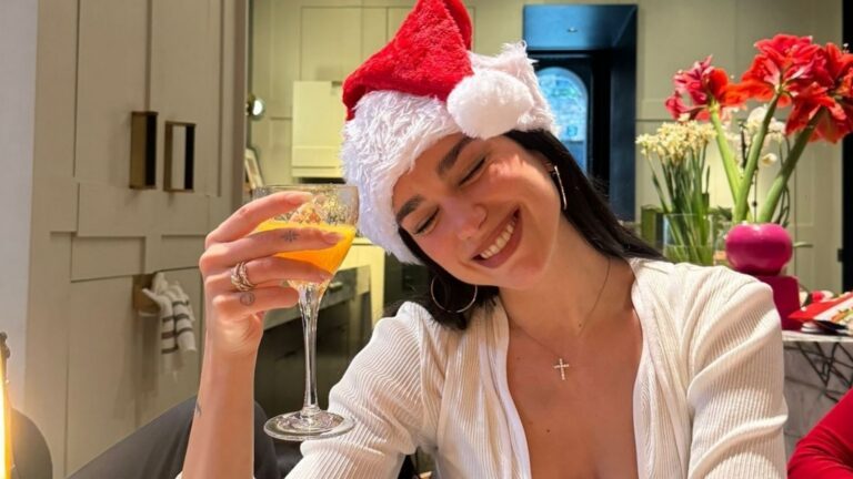 Dua Lipa poseert voor een foto