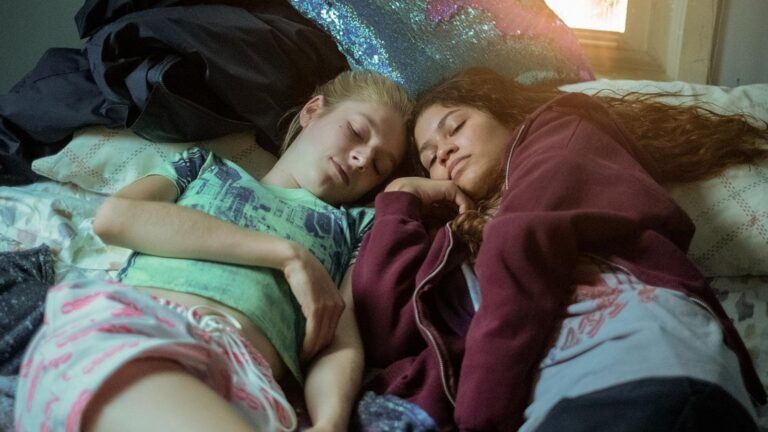 Rue en Jules uit Euphoria liggen samen op bed