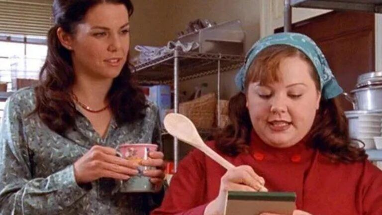 Kokkin en vriendin staan samen in een keuken. Ze schrijven iets op een briefje met een pollepel. Afbeelding uit: Gilmore Girls.