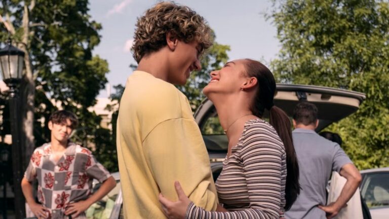 Belly en Jeremiah uit The Summer I Turned Pretty kijken elkaar in de ogen aan.