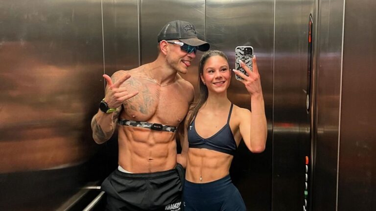 Sportief koppel in de lift.