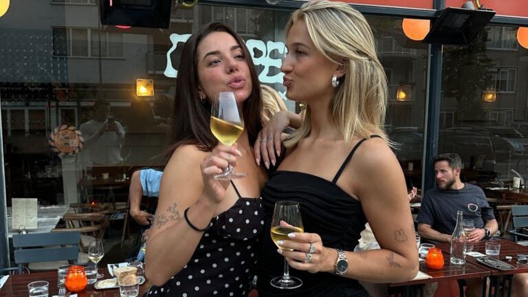 Twee vriendinnen met een glas wijn.