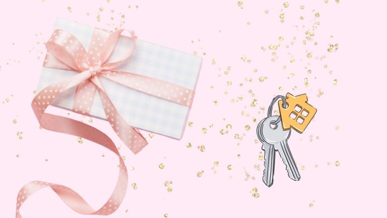 Een cadeautje en een huissleutel voor een roze glitterachtergrond