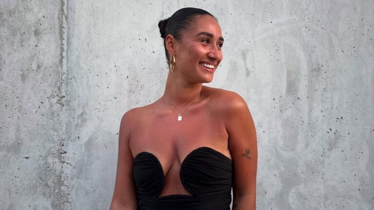 Amije Roos van der Laan poseert voor een foto.