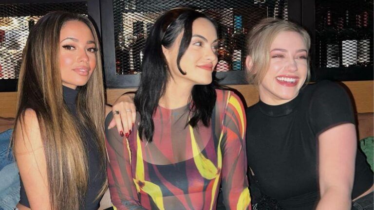 Drie sterren van Riverdale poseren voor een foto.