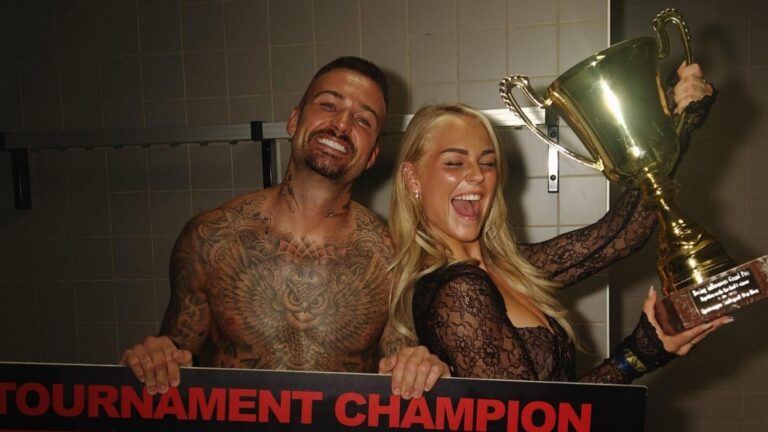 Dave Roelvink poseert samen met zijn vriendin Marijn Kuipers naast de Boxing Influencers trofee en cheque.