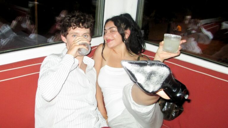 Charli xcx en Troye Sivan drinken samen een drankje.