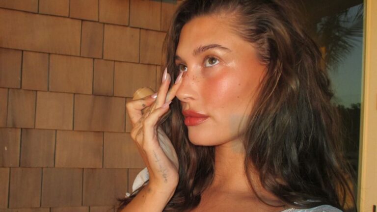 Hailey Bieber poseert voor een selfie met haar Rhode blush.