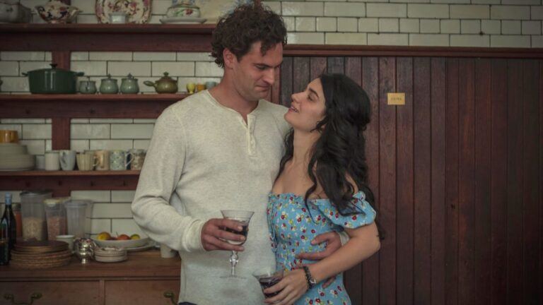 De twee hoofdrolspelers in Behind Her Eyes kijken verliefd naar elkaar.