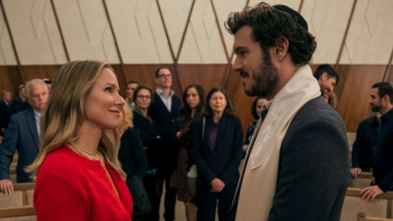 Joanne en Noah kijken elkaar aan in Nobody Wants This.