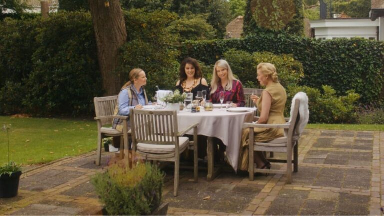 Sc&egrave;ne uit Gooische Vrouwen waar vrouwen in de tuin zitten te lunchen.