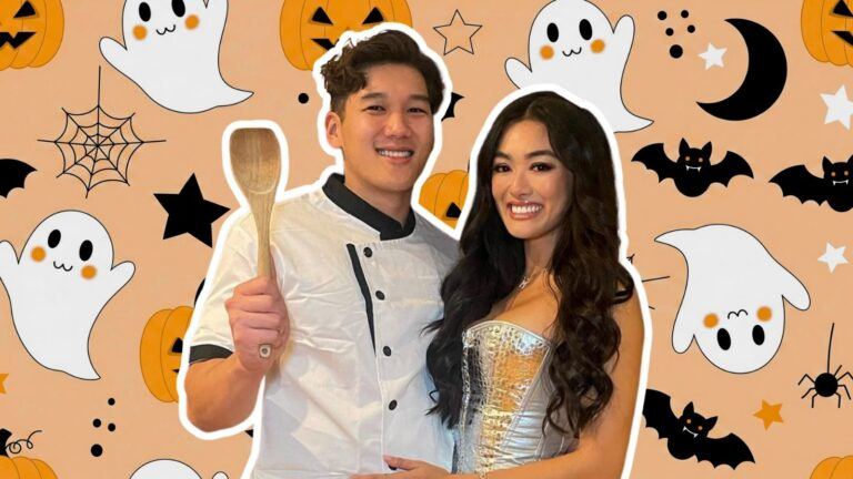 Koppel staat in Halloween kostuum voor een drukke Halloween achtergrond.
